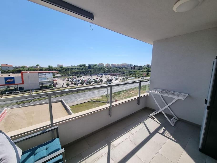 Apartment With Seaview + Private Garage Parking Split Exterior photo